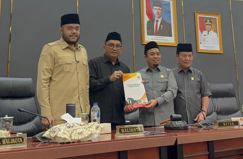 Ketua DPRD Muharlion Bersama Wakil Ketua mastilizal Aye dan Osman Ayub segera menyerahkan laporan kinreja DPRD dan aspirasi masyarakat yang dirangkum selama reses dewan kepada Walikota Fadly Amran. 